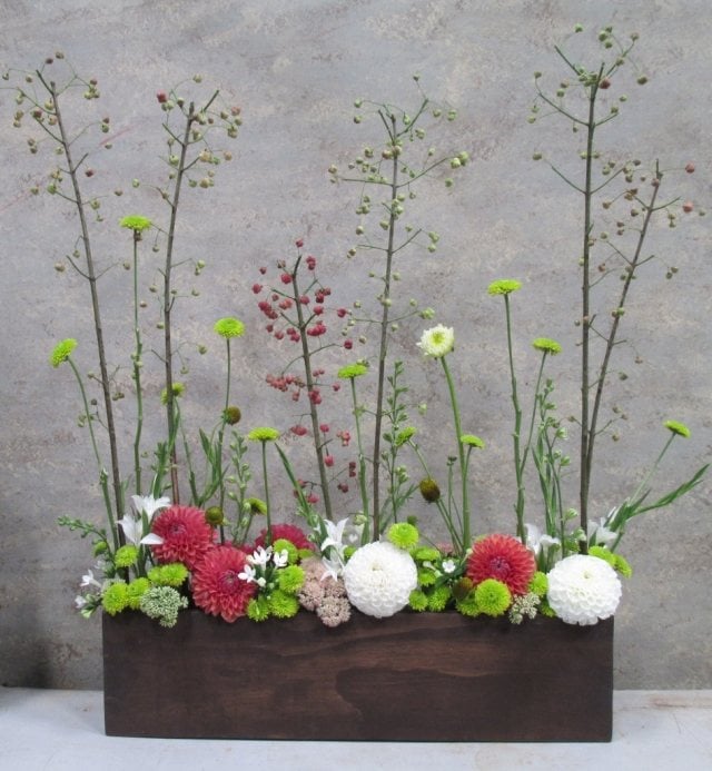 Tisch dekoration gestaltung Ideen-Blumenkübel design-blütenstiele