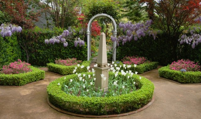 Blütezeit Frühlingsblumen weiß englischer Garten