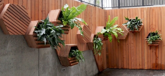 Vertikale Gartengestaltung urban Blumentopfe Wand-Holz verkleidung