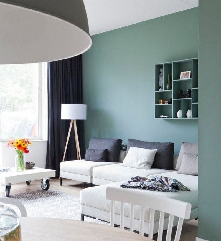 Wandfarbe-Wandgestaltung-Ideen-2014-salbeigruen-wohnzimmer-weisses-sofa