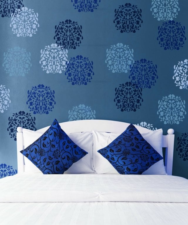 Farbe Blumenmuster Ideen blaue Wand Gestaltungsideen
