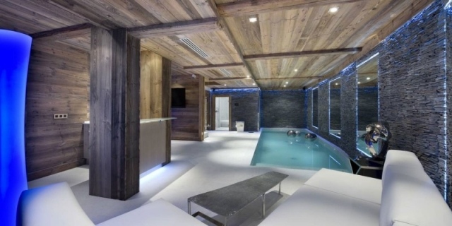 Indoor Pool Wandgestaltung mit Holz-Beleuchtung integrieren