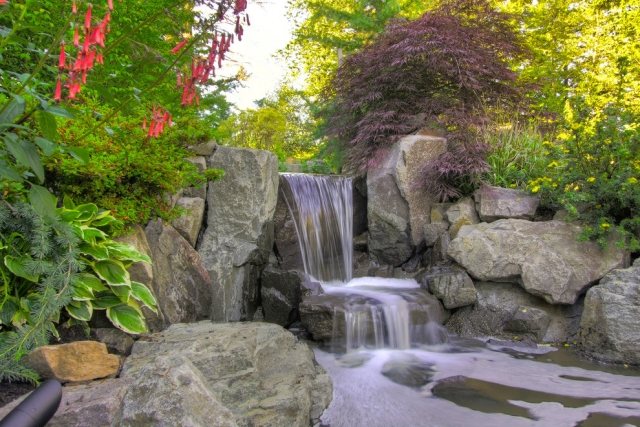 Wasserteich Gartenanlage Wasserfall Rauschen Ideen gartengestaltung