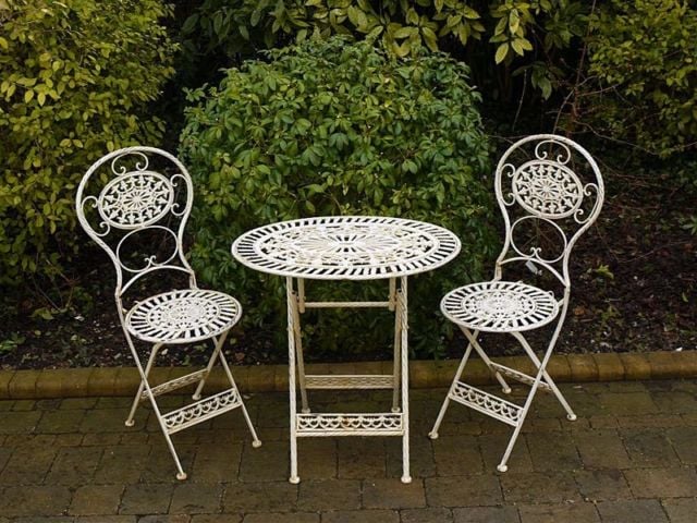 Weiße Schmiedeeiserne-Gartenmöbel-elegant filigrane stühle