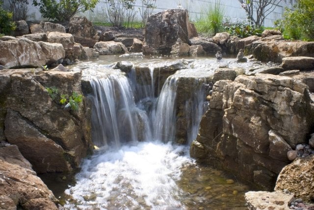 Weißes Rauschen-erzeugen Wasserfall mit Steinen gestalten Garten