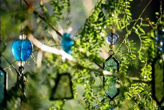 Windspiele glas hängen-im garten dekoideen gestaltung