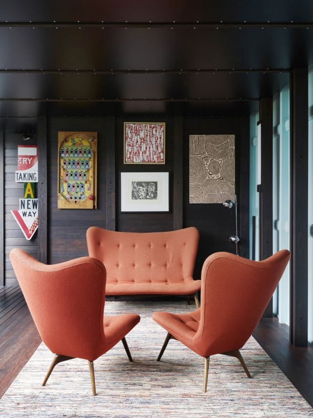 Wohnung Farben gestalten Design Wohnzimmer-schwarze Decke-rote Sitzmöbel 