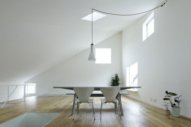 Wohnzimmer mit Dachschräge gestalten-minimalistische Einrichtung