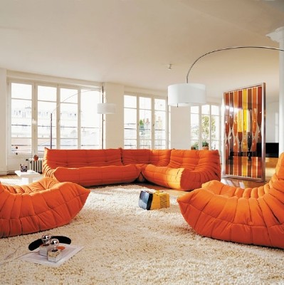 Wohnzimmer Shaggy Teppich orange Polstermöbel Stehlampe Bild Wand