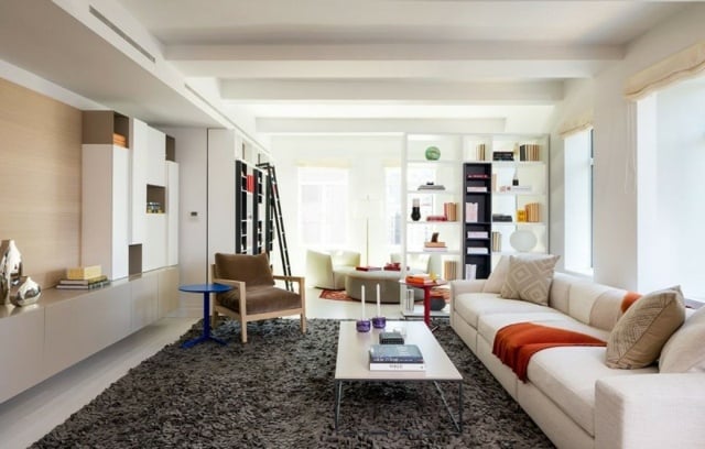 modernes weißes Sofa Polsterung Farbakzente neutrale Farben Shaggy Teppich