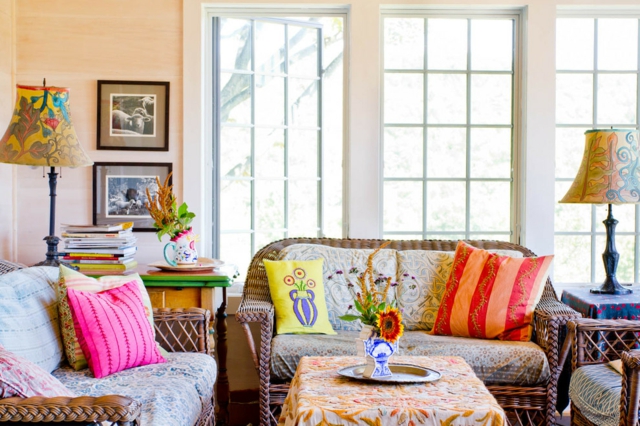 Wohnzimmer gemütlich einrichten Farben Akzente Möbel Rattan Sofa