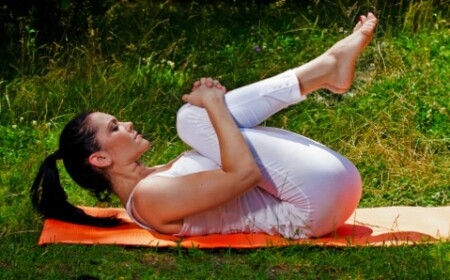 Yoga Übungen trainieren Hände Arme Beine Muskulatur