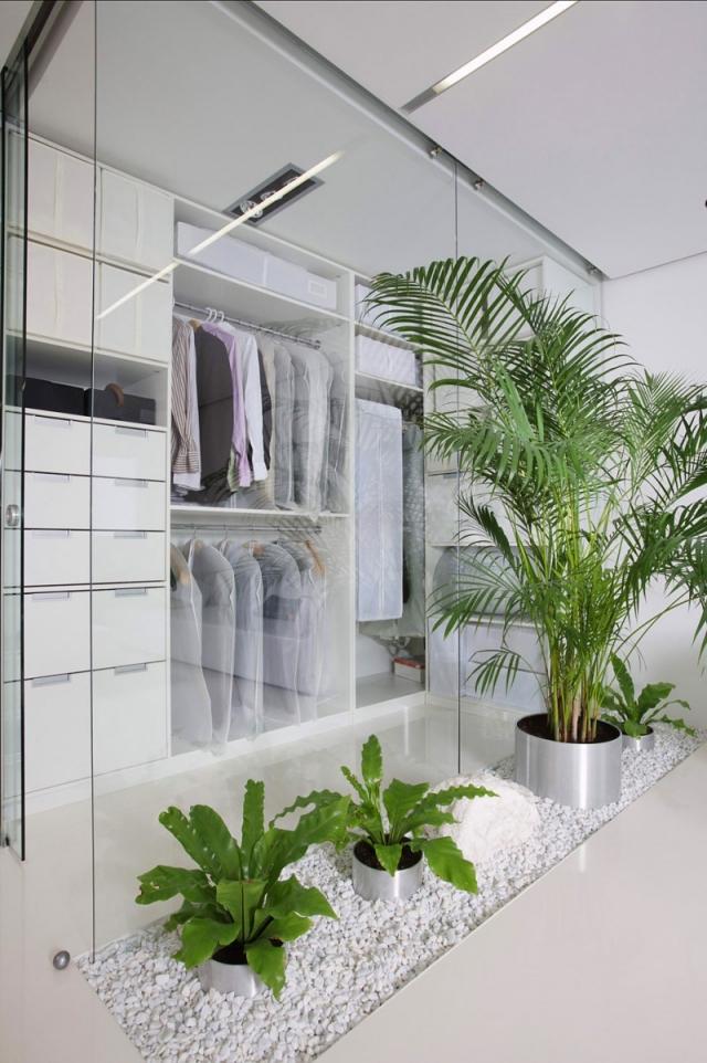 Zimmerpflanzen-Deko begehbarer kleiderschrank glaswand weiß kies metall-toepfe