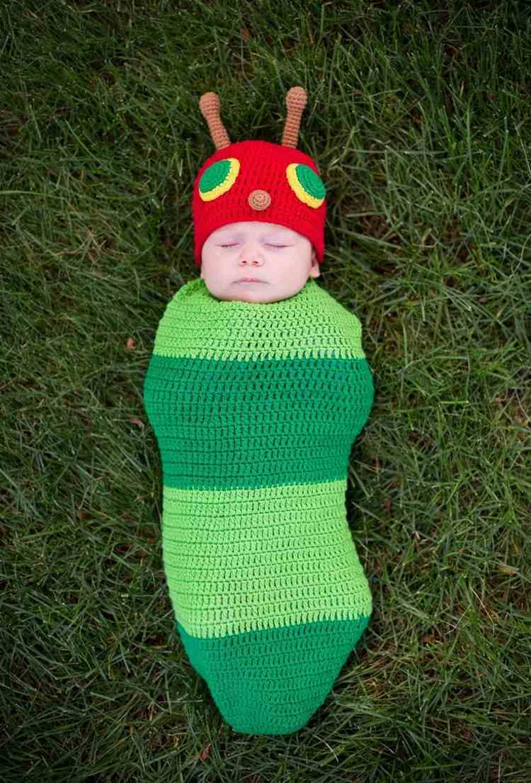 baby-faschingskostüme-stricken-raupe-mütze-rot-grün
