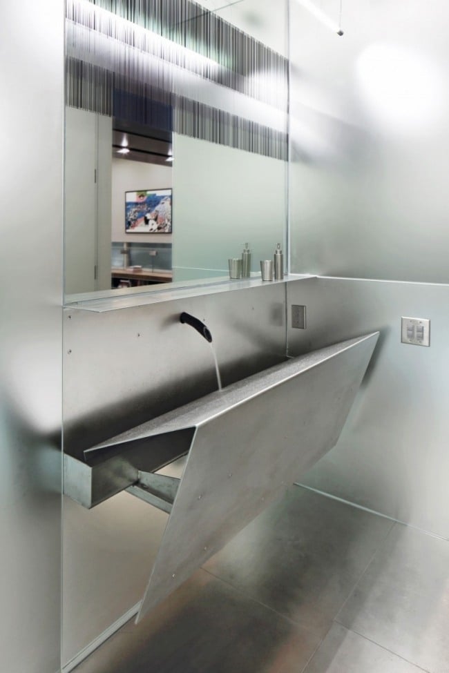 badezimmer-ideen bilder modernes design waschtisch metall glanz fliesen