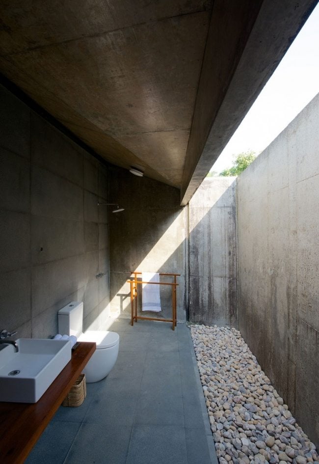 badezimmer außenbereich kieselsteine betonwände glasdecke spalte