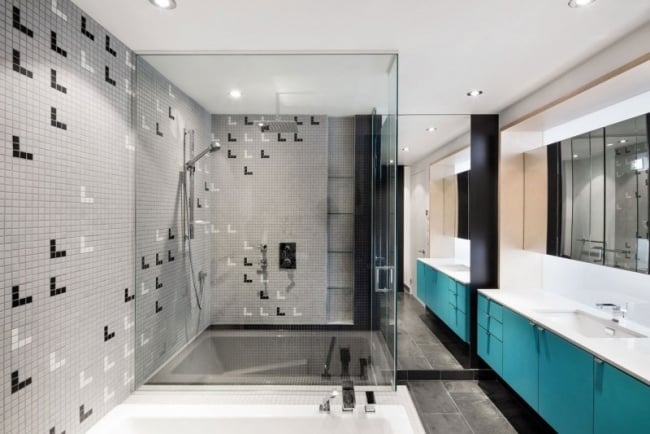 bad begehbare dusche glaswand mosaik wandfliesen blaues waschbeckenunterschrank