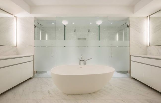 badezimmer-ideen bilder moderne badewanne marmor bodenflien glas türen-dusche
