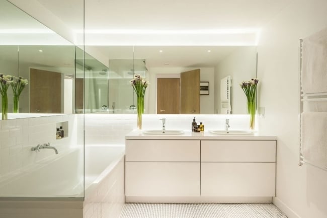 badezimmer-ideen bilder moderne möbel weiß wandspiegel
