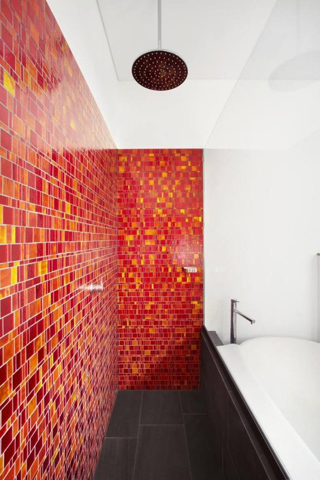 badezimmer-ideen fliesen mosaik rot gelb badewanne