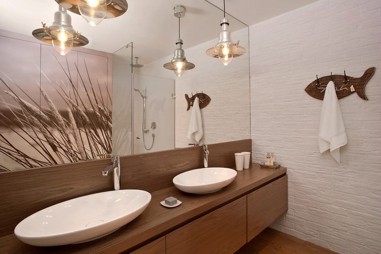 badezimmer-ideen-holz-waschtisch-spiegelwand-fototapete-graser-glasdusche