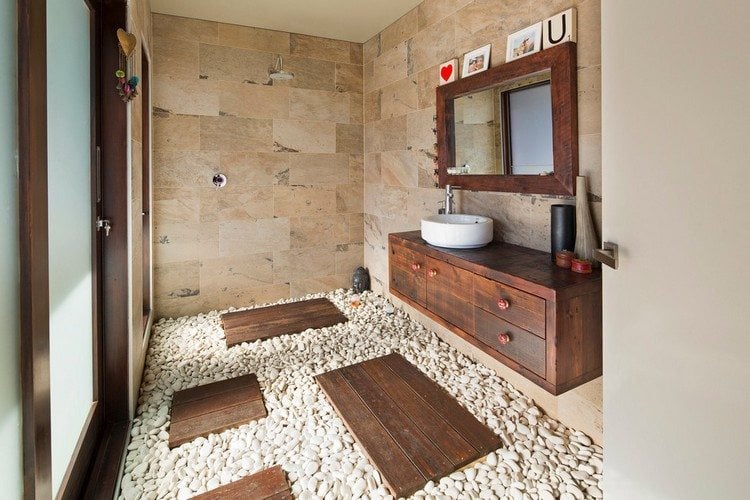 Badezimmer-Ideen holz-waschtisch-wandfliesen-naturstein-weisser-zierkies