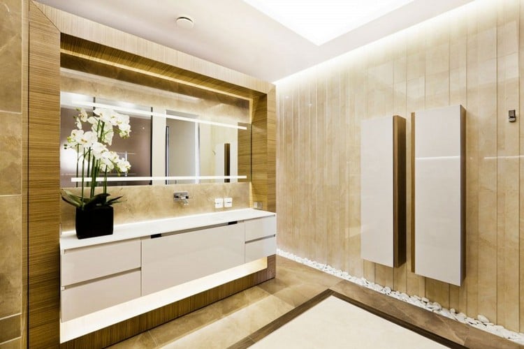 Badezimmer-Ideen luxus-beige-fliesen-holz-verkleidung-spiegel-beleuchtung-weisser-kies