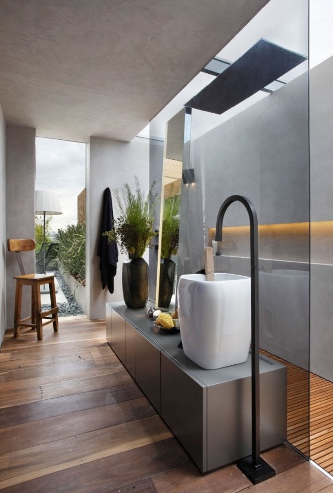 badezimmer ideen moderne dielenboden glaswand vase begehbare dusche