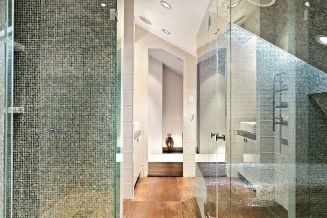 badezimmer ideen moderne gestaltung dachschräge mosaik fliesen glaswand
