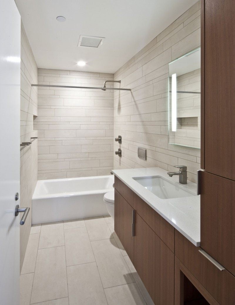 badezimmer-ideen modernes ambiente weiße fliesen holz badmöbel badewanne