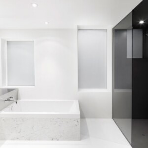 badezimmer in zwei verteilt heller dunkler raum intim atmosphäre wanne einfarbig waschbereich
