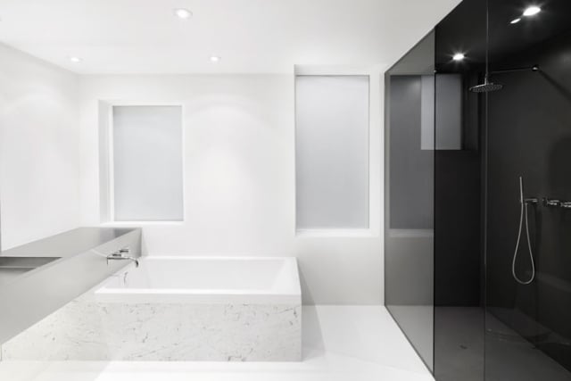 badezimmer in zwei verteilt heller dunkler wanne einfarbig waschbereich