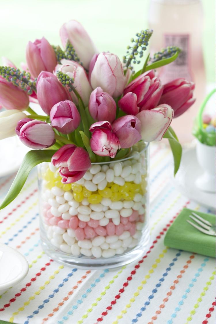 basteln-ostern-frühling-vase-bonbons-ostereier-tulpen-blumenstrauß-rosa