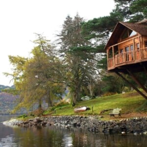 Holzpavillon im Garten