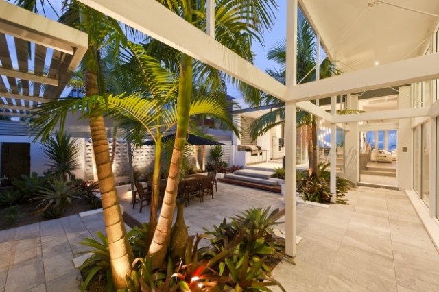 gestaltung Terrasse-Palmen Schraubenbäume-Überdachung exotisch