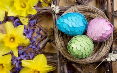 blumen-strauß-drei-eier-korb-stellen-interessante-dekoration-schöne-farben-wählen