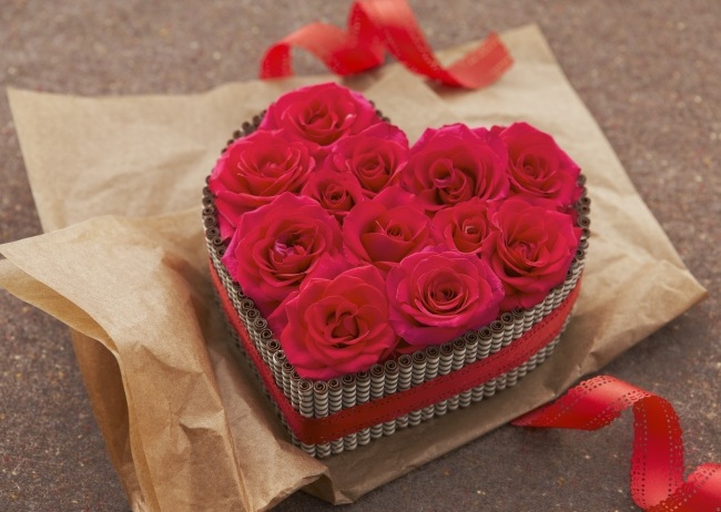 blumen zum valentinstag blumenhesteck herzenform rote rosen