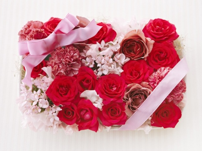 blumengesteck geschenk valentinstag rosen nelken schleife
