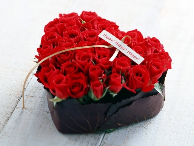 blumengesteck valentinstag rote rosen herzenform geschenk