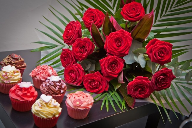 blumenstrauß valentinstag geschenk cupcakes liebe