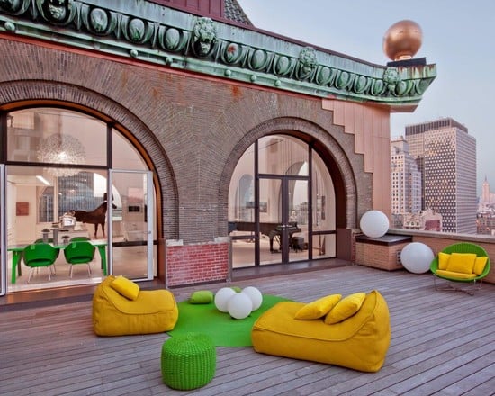 dachterrasse stadthaus lounge outdoor möbel grün gelb