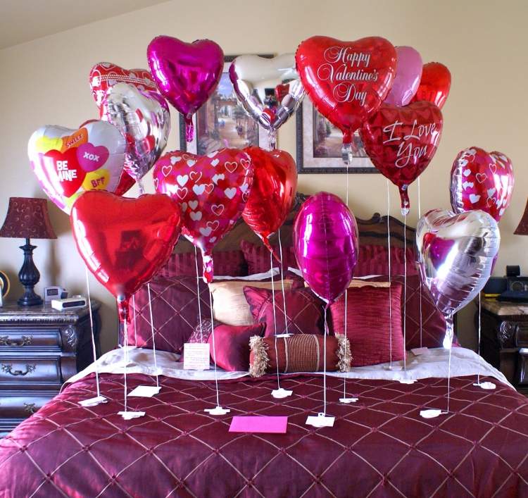 Romantisches Schlafzimmer -schlafzimmer-bett-romantisch-helliumballonne-bettdecke-violett-pink-rot
