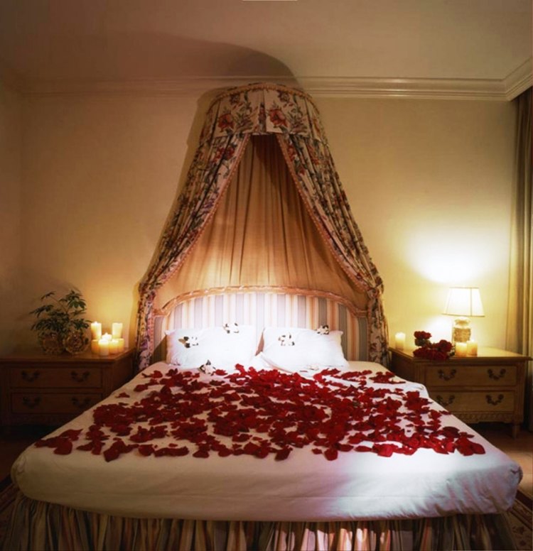 Romantisches Schlafzimmer -schlafzimmer-bett-vintage-himmelbett-nachtlampe-nachttische-bettdecke-rosenblueten