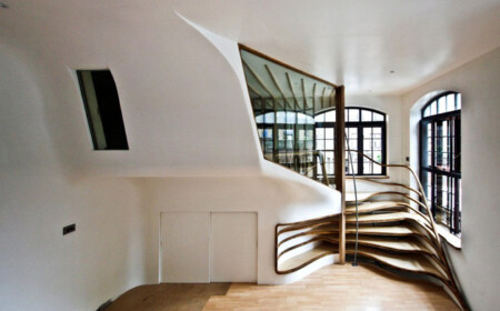 design-treppe-holz-organische-struktur-eingebaute-regale-wand