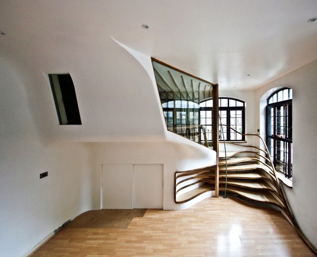 Design-Treppe aus Holz organische struktur eingebaute regale wand