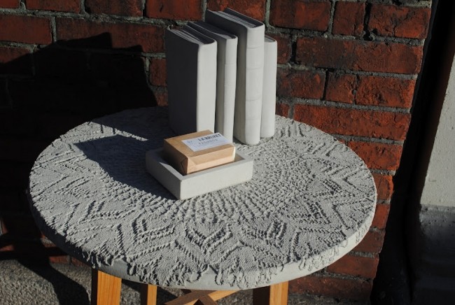 designer betonmöbel beistelltisch betonplatte relief holzbeine Tove adman
