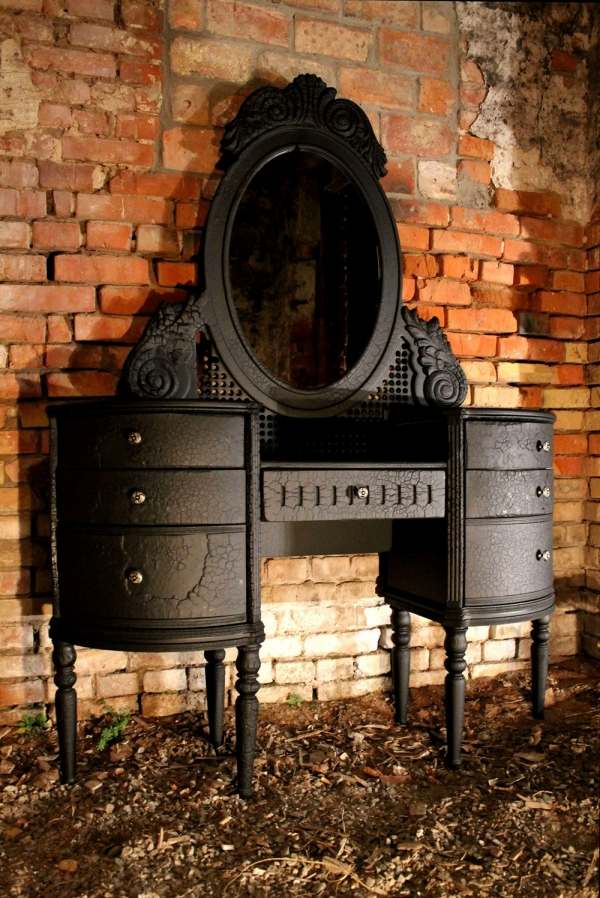 designer möbel verbranntem holz schminktisch spiegel Yaroslav Galant