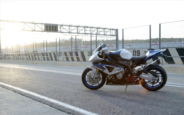TOP Motorräder 2014 BMW HP4 Seitenansicht