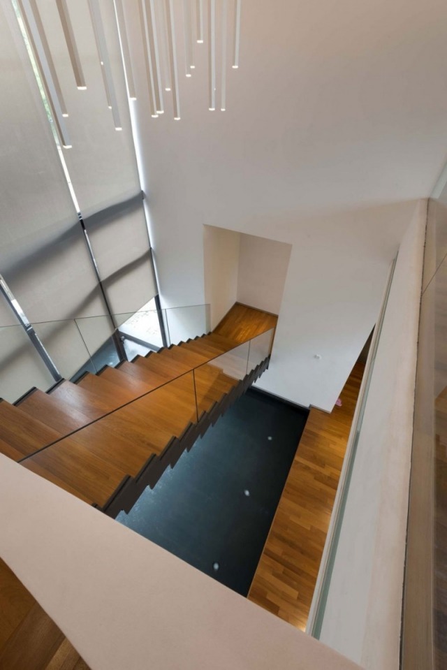 doppelwangige Designtreppe-Holz stufen Glas geländer