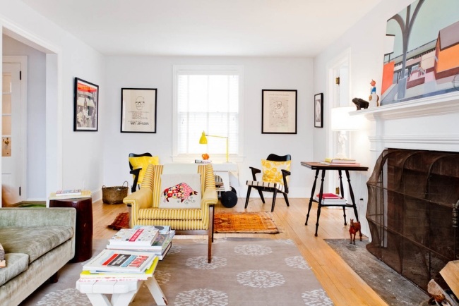 eklektisches wohnzimmer beige teppich gelbe akzente
